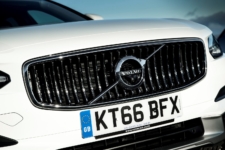 Neil Lyndon reviews the Volvo V90 AWD Cross Country for Drive 21