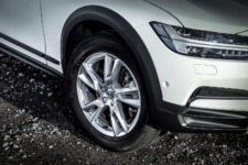 Neil Lyndon reviews the Volvo V90 AWD Cross Country for Drive 22