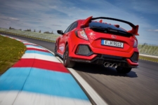 Tim Barnes-Clay reviews the 2018 Honda Civic Type R at the first drives 13