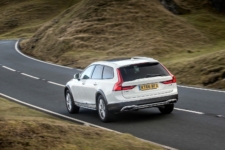 Neil Lyndon reviews the Volvo V90 Cross Country for Drive 4