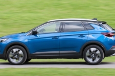 Tom Scanlan reviews the Vauxhall Grandland X SUV for Drive 10