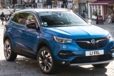 Tom Scanlan reviews the Vauxhall Grandland X SUV for Drive 6