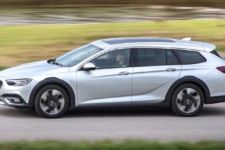 drive-Neil Lyndon reviews the Vauxhall Insignia Country Tourer 10